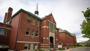 V internátnej škole objavili pozostatky 215 detí. Pred kostolom dievčatko položilo pár topánok na pamiatku