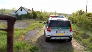 Okamžitý zásah policajtov zachránil život. Ženu našli zviazanú v aute únoscu