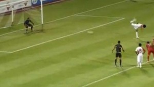 Premenil penaltu pätičkou! Hráči súpera ho skoro zbili