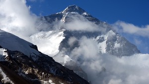 Mount Everest mal stratiť niekoľko centimetrov svojej výšky