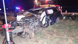 Smrteľná nehoda na východe: Vodič prešiel do protismeru a narazil do stromu