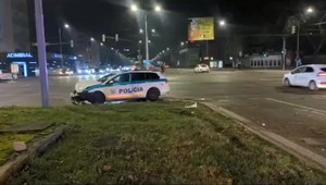 VIDEO: Policajti sa uprostred križovatky zrazili s osobným autom