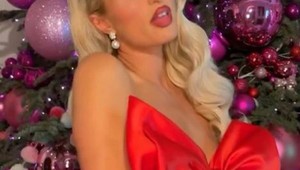 Celebritná kráska pobúrila ľudí: Dve malé deti a nahá pod stromčekom!