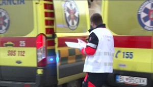 Záchranár s bielou vestou rozhoduje o postupe záchrany pri hromadných nešťastiach