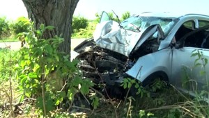 Vyletel zo zákruty a narazil do stromu tak silno, že ho museli vyslobodzovať hasiči