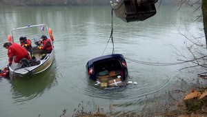 Potápači na juhu Slovenska z vody vyťahovali druhé auto