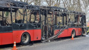 Na autobusovej zastávke začal horieť autobus