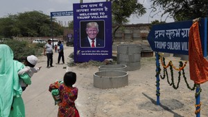 Charita, ktorá stavia toalety, pomenovala dedinu po Trumpovi