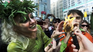 Policajti prehrali boj s marihuanou. Nestíhajú zatýkať jej milovníkov