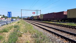 Ženu zrazil vlak. Prechádzala cez koľajnice mimo určeného priechodu