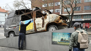 Ruský dron zničil sanitku, ktorú Slováci poslali Ukrajincom. Jej vrak vystavili v hlavnom meste