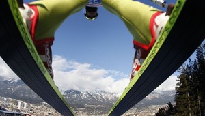 12-ročný žiak skočil na mostíku cez 120 metrov!