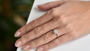 Čo je to za blýskavý prsteň?! Čaká speváčku po ťažkom období svadba?