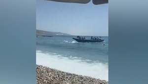 Ako v akčnom filme: Na pláži sa vylodili migranti, chytať ich museli šokovaní turisti