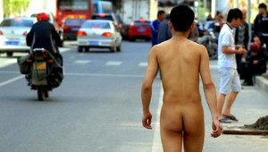 Nahý chlap v ponožkách sa krčil na R1 za Sereďou!