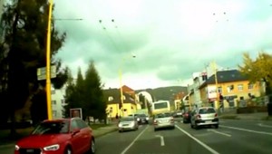 Šofér autobusu porušil predpisy, prešiel na červenú