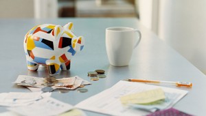 Zisky bánk klesajú, preto budúci rok plánujú zvýšiť poplatky