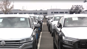 Zvláštny paradox na Slovensku. Sme automobilovou veľmocou a vozíme sa v desaťročných autách