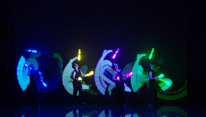 Neónoví žongléri predviedli, že pomocou akrobacie sa dá aj maľovať