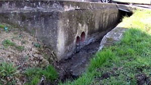 Zapáchajúca hnedá hmota tečie ľuďom pod oknami, jej pôvod je neznámy