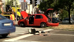 Autobus MHD sa zrazil s osobným autom. Z auta ostal iba šrot