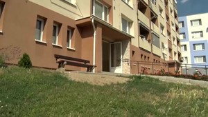 Panelákom sa ozýva krik a plač. Deti dokonca našli na parapete