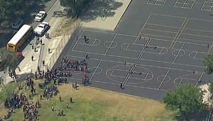 Na základnej škole sa strieľalo, najmenej dvaja ľudia prišli o život