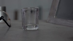 Smrť po vypití nelegálneho alkoholu. Policajti zaistili neznámu tekutinu aj zariadenie na výrobu liehu