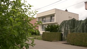 Hrôza v okrese Michalovce: Matka (15) chcela vyhodiť bábätko z balkóna