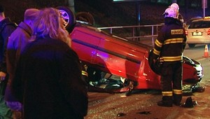 Žena sa prevrátila v aute. Pomáhali jej okoloidúci