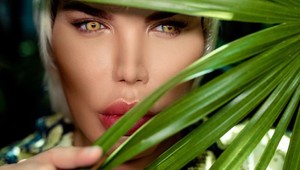 Kenovi sa rozpadá nos, obviňuje plastických chirurgov