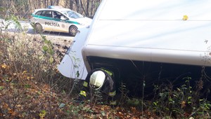 Nehoda pri Rožňave. Autobus s cestujúcimi skončil v priekope