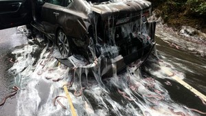 Po reťazovej nehode cestu zaplavil sliz