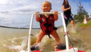 VIDEO. 7,5-mesačné dieťa si užíva vodné lyže!