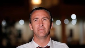 Americký pastor napadol susedovho syna. Pred policajtmi mu nadával do „teplošov“