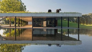 Na streche tohto argentínskeho domu môžete obdivovať kone pasúce sa pri západe slnka