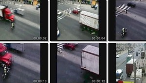 Takto skončila policajtka na motorke...