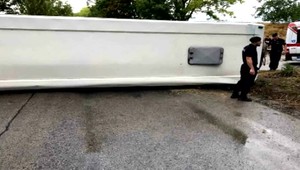 Pri Trnave sa prevrátil autobus. Zranených odvážal aj vrtuľník