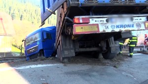 Kamión skončil mimo cesty a zdemoloval koľajnice