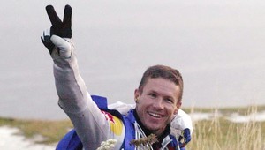 Parašutista chce skočiť z okraja vesmíru