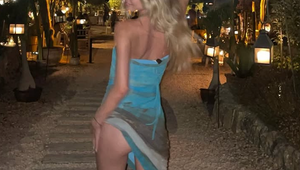 Kým fešný herec starne, jeho priateľky mladnú! S o 28 rokov mladšou kráskou je to zjavne vážne!