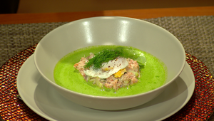 Špenátová polievka s tatarákom z údeného lososa a strateným vajcom