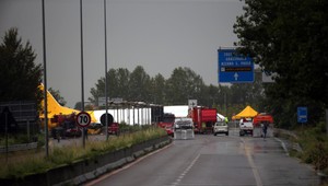 Lietadlo havarovalo pri pristávaní, skončilo na diaľnici