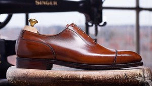 Poďte s nami na exkurziu do továrne poltopánok Crockett & Jones