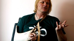 Horolezec sa šesť hodín šplhal z ľadového zajatia