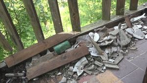 Vylomené dvere, rozbitý nábytok a fľaše alkoholu. Vandali si spravili párty na cudzej chate