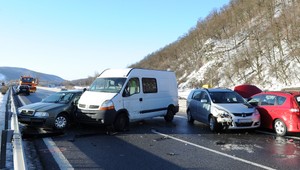 FOTOGALÉRIA. Na R1 pri Novej Bani sa zrazilo 13 áut