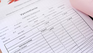 Vysvedčenie nie je rozsudok. Psychológ radí, ako sa s deťmi rozprávať o známkach