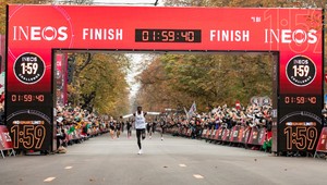 Mimoriadny deň pre maratóncov. Eliud Kipchoge ako prvý človek v histórii prelomil magickú hranicu dvoch hodín