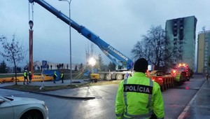 VIDEO: Nadrozmerný demolačný stroj dorazil do Prešova